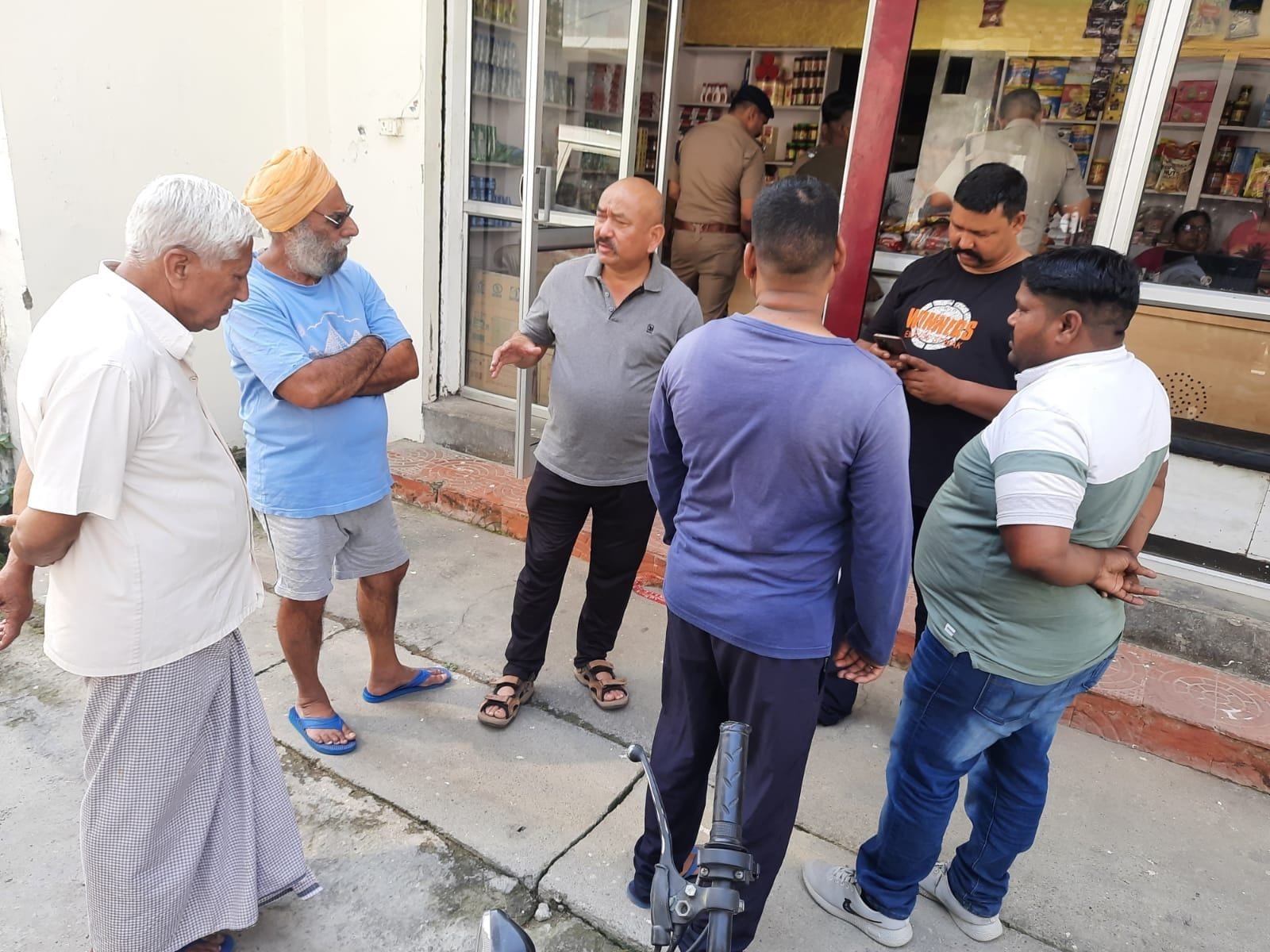 घटना के बाद मौके पर एकत्र लोग। घटना के बाद मौके पर एकत्र लोग।