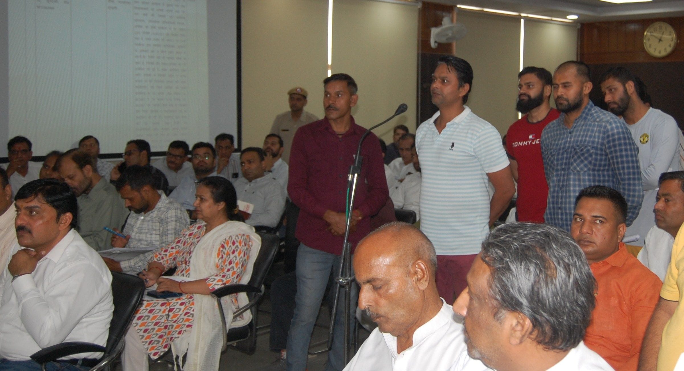 जिला परिवाद एवं कष्ट निवारण समिति की बैठक में शिकायत बताते कुंडली के ग्रामीण। संवाद जिला परिवाद एवं कष्ट निवारण समिति की बैठक में शिकायत बताते कुंडली के ग्रामीण। संवाद
