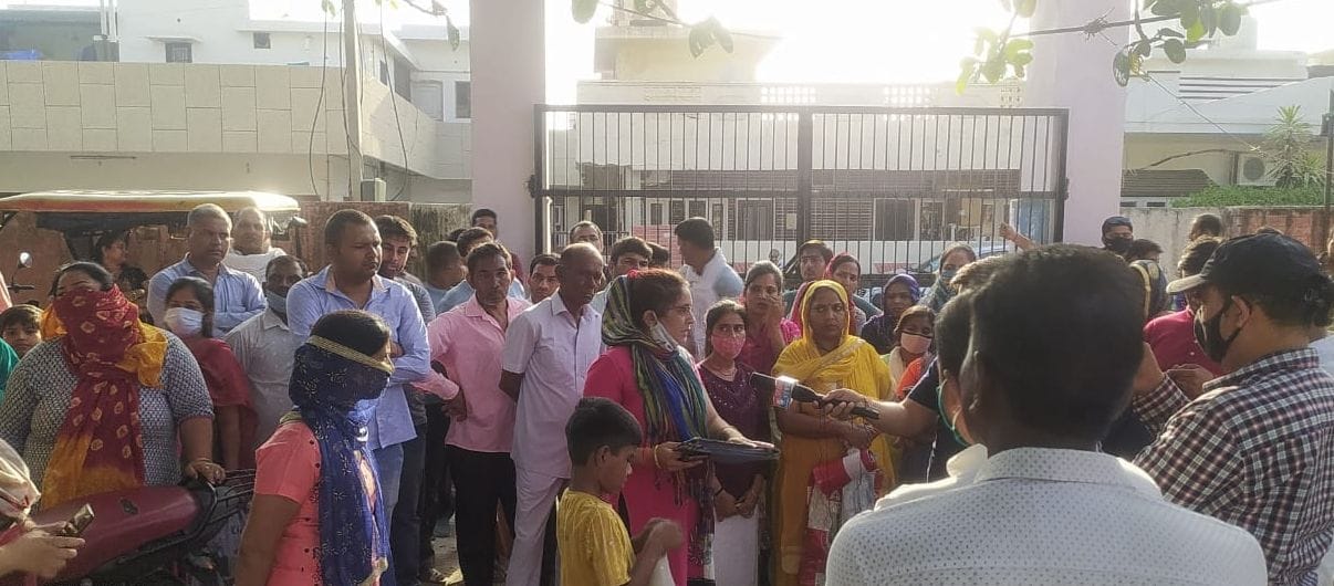 जिला शिक्षा अधिकारी कार्यालय के गेट पर ताला जड़कर रोष जताते अभिभावक। संवाद जिला शिक्षा अधिकारी कार्यालय के गेट पर ताला जड़कर रोष जताते अभिभावक। संवाद