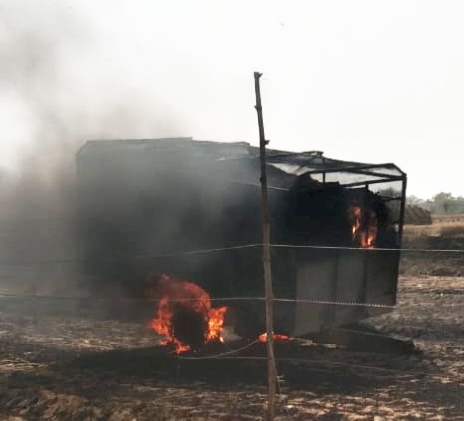 जलालाबाद जे चौकी आजमपुर में आग की चपेट में आकर जलती ट्राली। संवाद जलालाबाद जे चौकी आजमपुर में आग की चपेट में आकर जलती ट्राली। संवाद