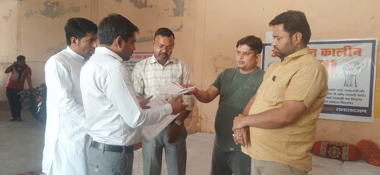 जानसठ में एसडीएम को इस्तीफे सौंपते दोनों सभासद जानसठ में एसडीएम को इस्तीफे सौंपते दोनों सभासद