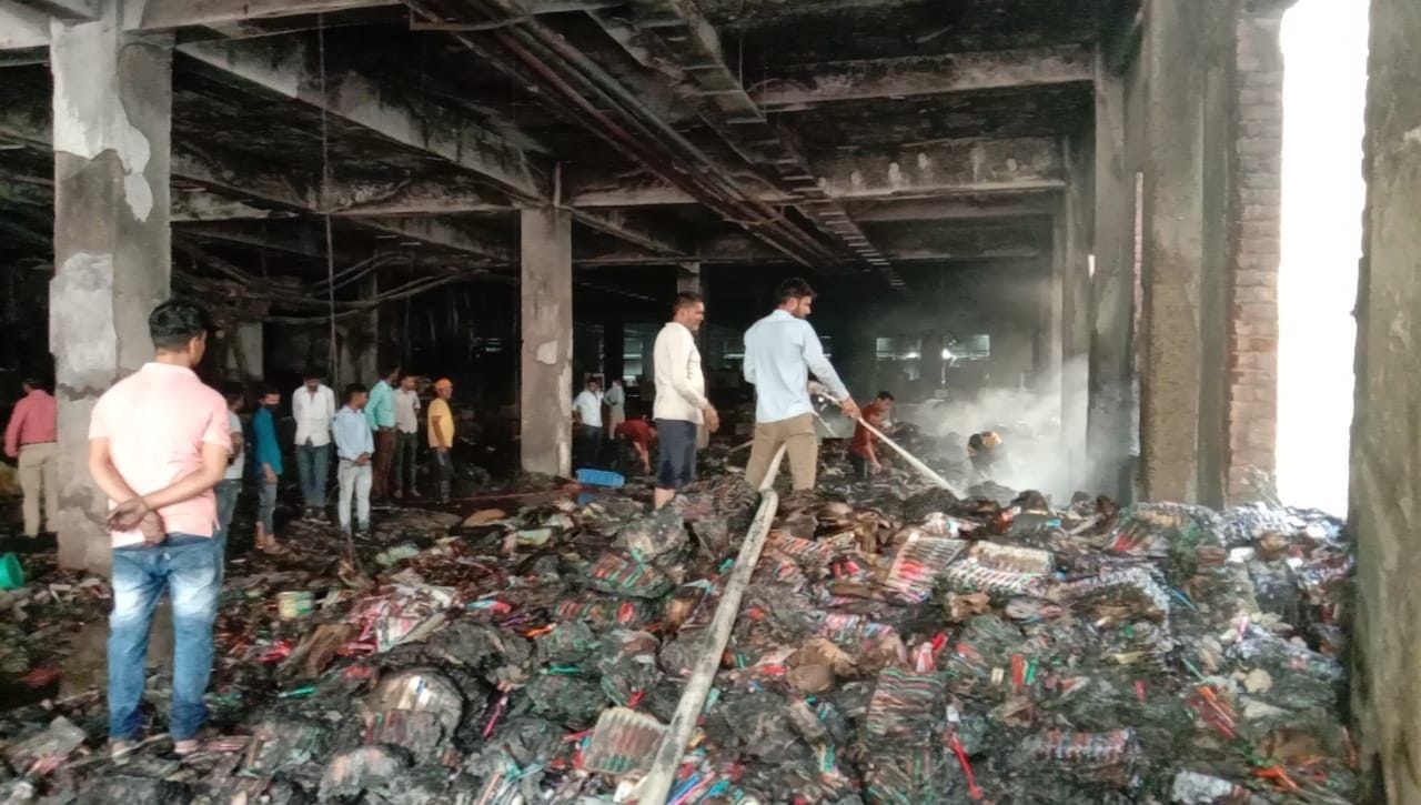  कुंडली स्थित फैक्टरी में धधक रही आग को बुझाते अग्निशमन विभाग के कर्मी। संवाद