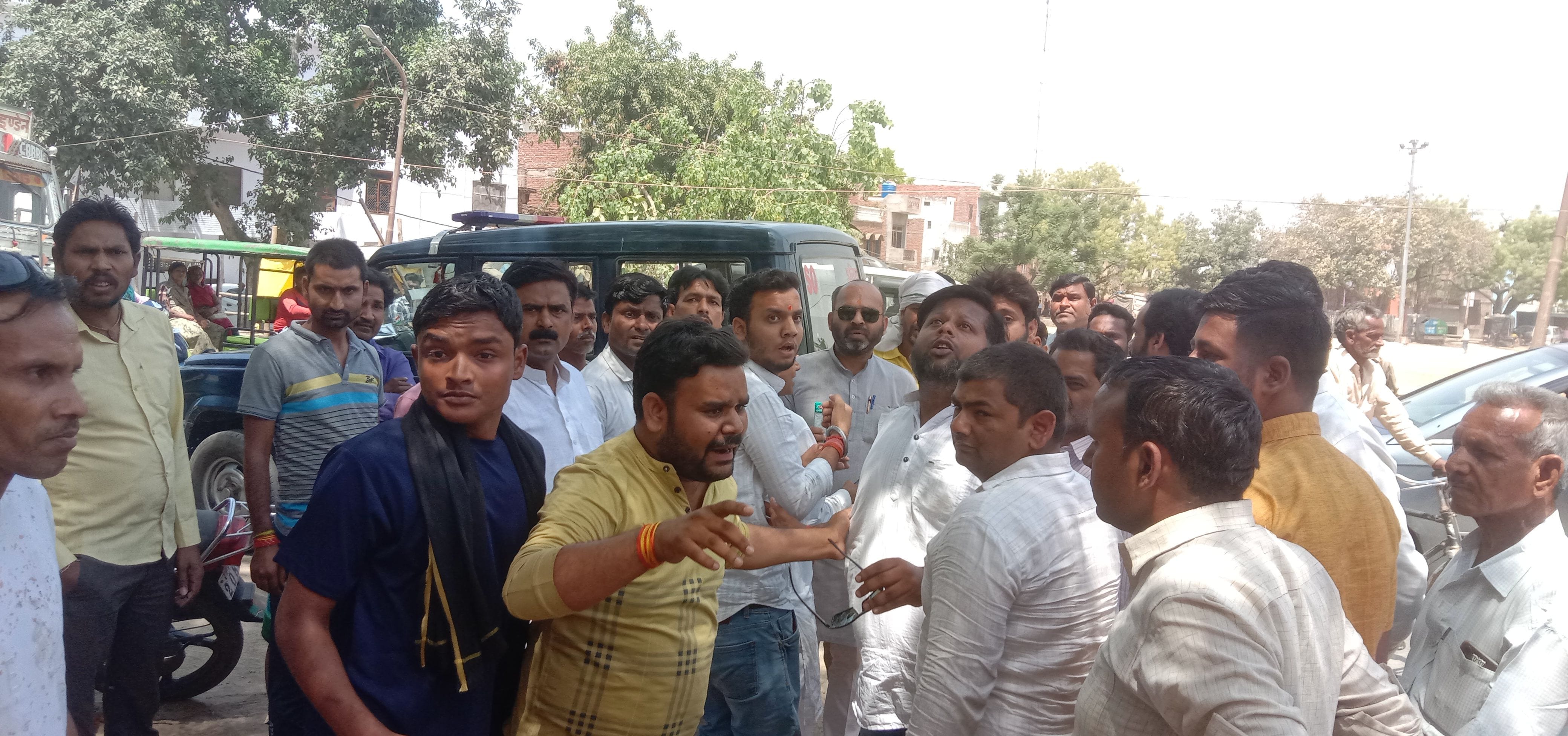 कन्नौज् में नोकझोंक करते कार्यकर्ता।संवाद कन्नौज् में नोकझोंक करते कार्यकर्ता।संवाद