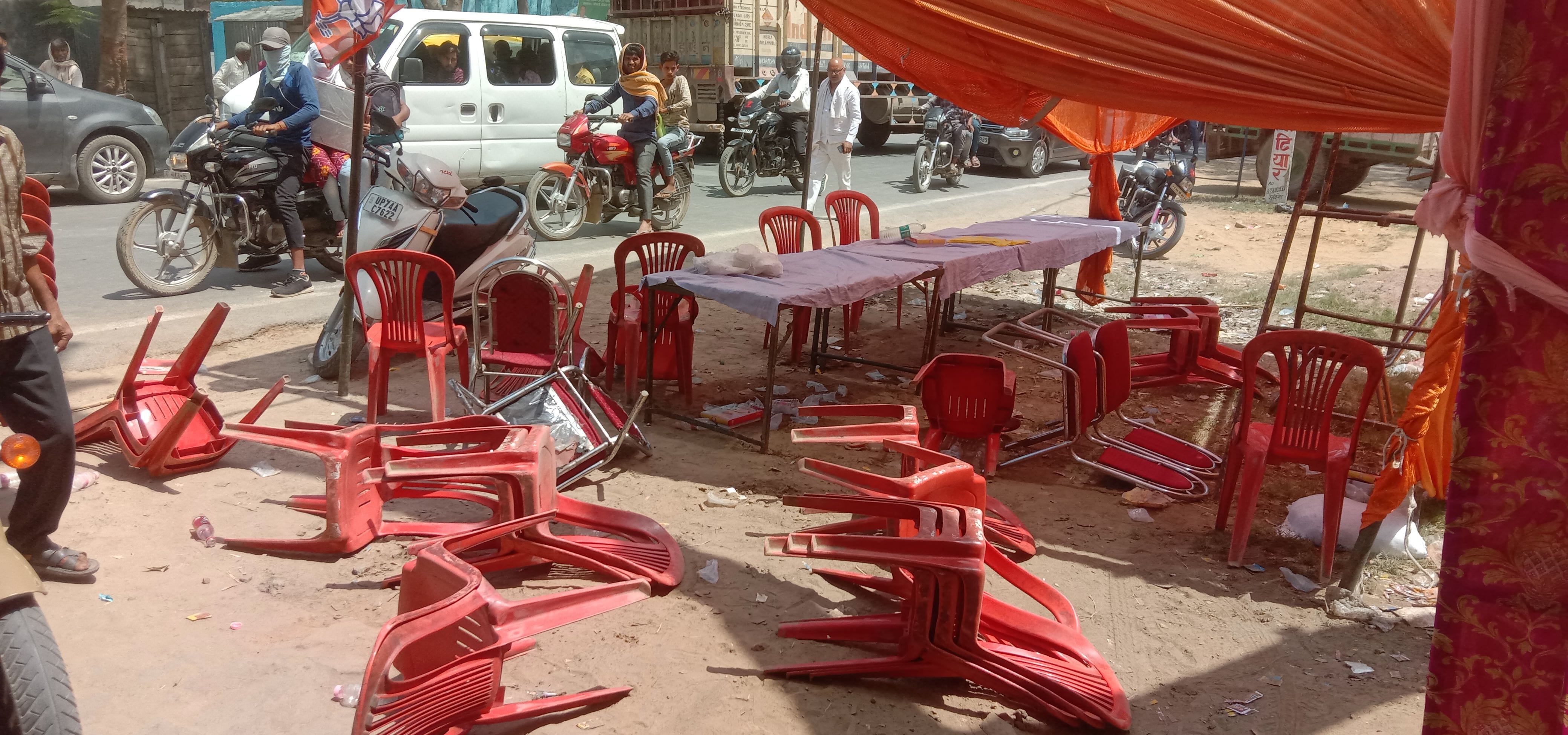 कन्नौज में सपा-भाजपा नेताओं में विवाद के बाद टूटी पड़ी कुर्सियां।संवाद कन्नौज में सपा-भाजपा नेताओं में विवाद के बाद टूटी पड़ी कुर्सियां।संवाद