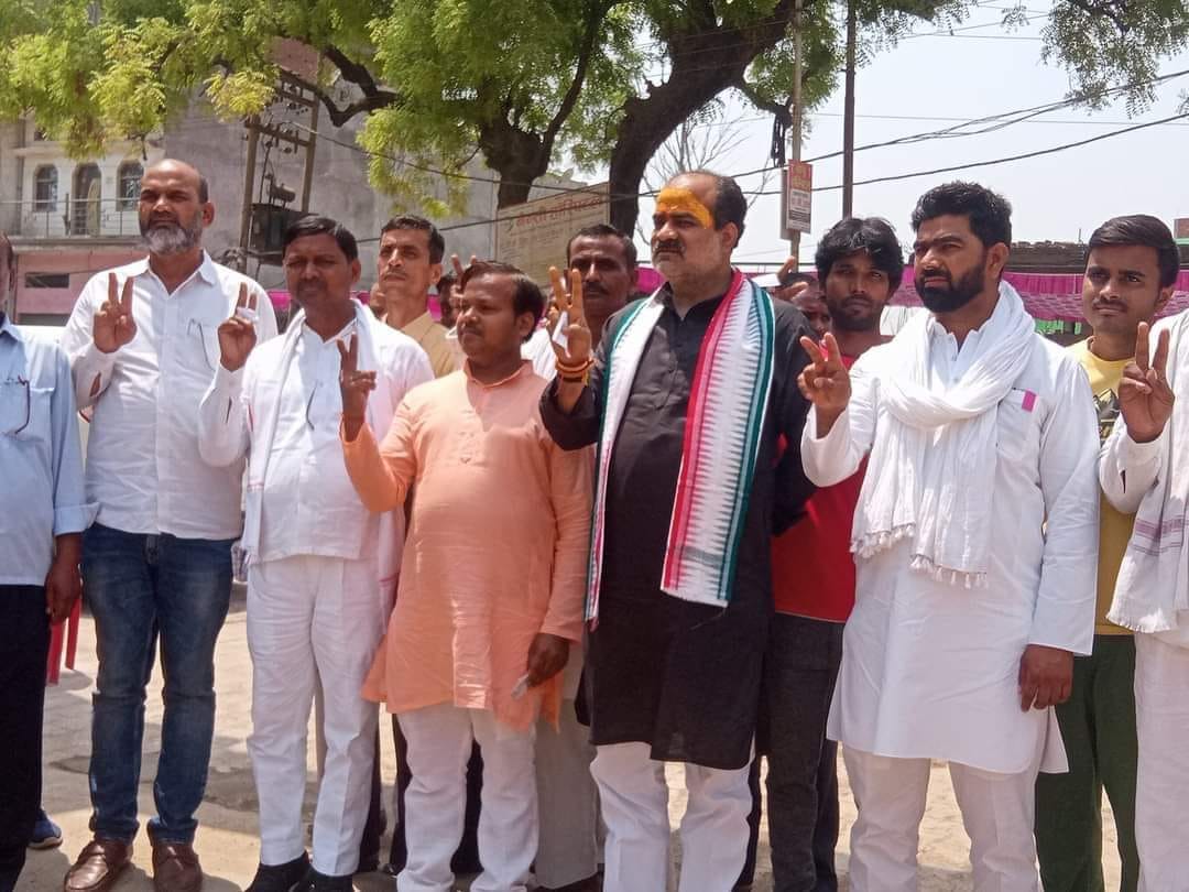 कोपागंज ब्लाक पर एमएलसी चुनाव में मतदान कर बाहर निकलते जिला पंचायत अध्यक्ष मनोज राय और अन्य।संव?