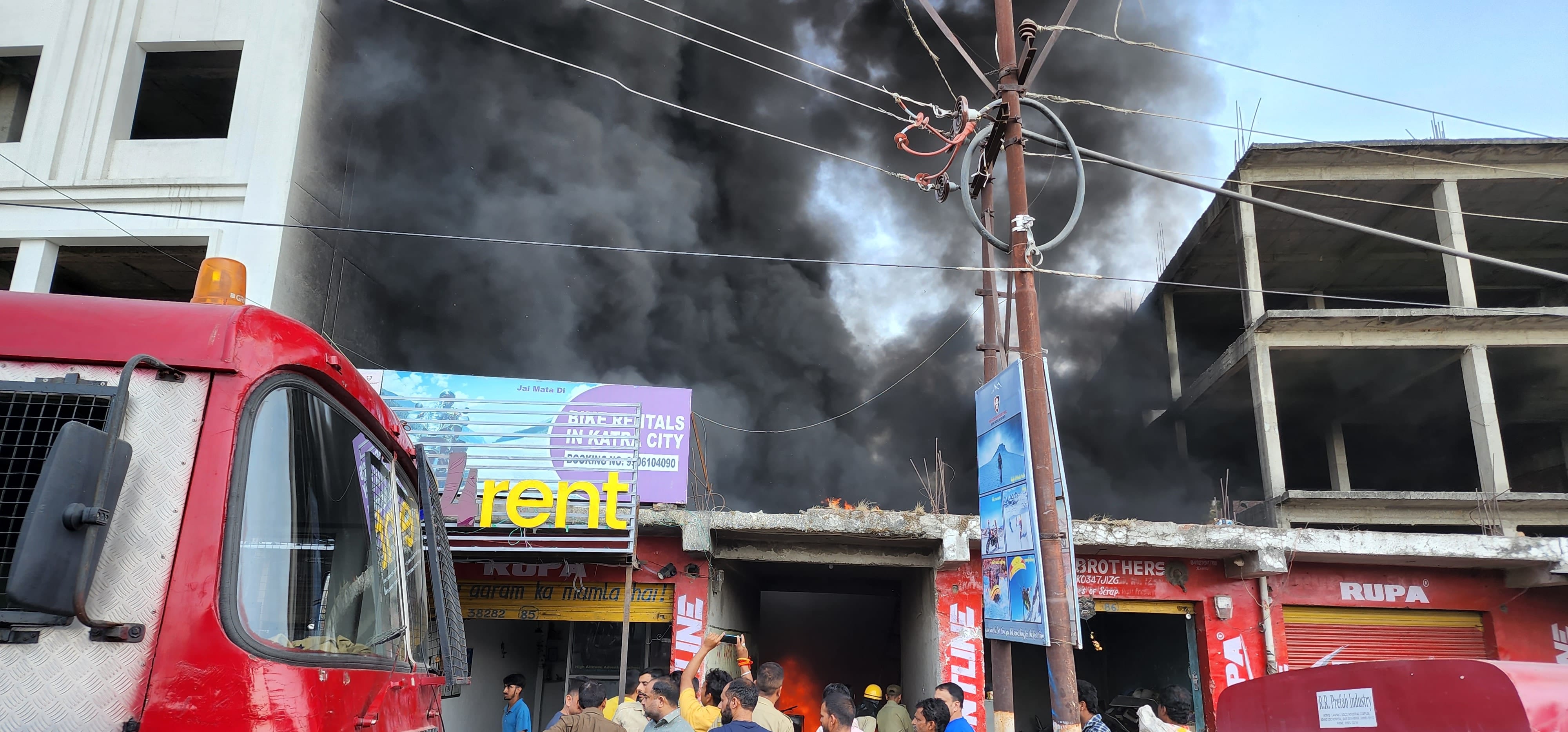 कटड़ा के रेलवे रोड पर कवाड़ गोदाम को लगी आग व भुजाते दमकल विभाग के कर्मी