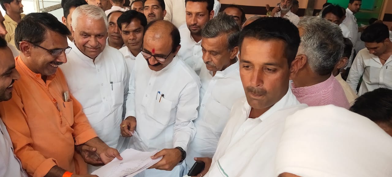 लिस्ट में नाम तलाशते सांसद प्रदीप चौधरी लिस्ट में नाम तलाशते सांसद प्रदीप चौधरी