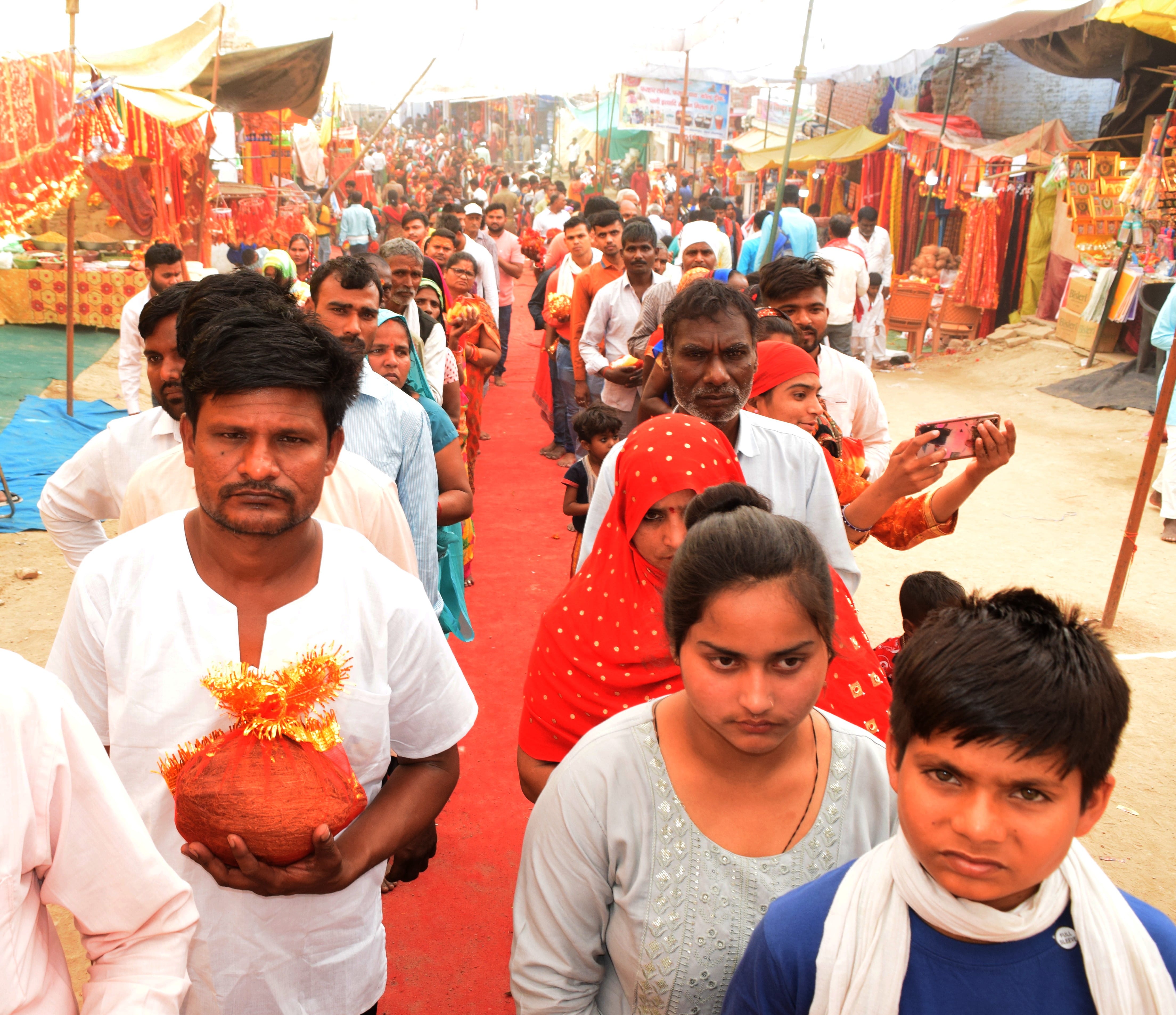 मां विंध्यवासिनी मंदिर परिसर से पक्का घाट तक लगी लम्बी लाईन।