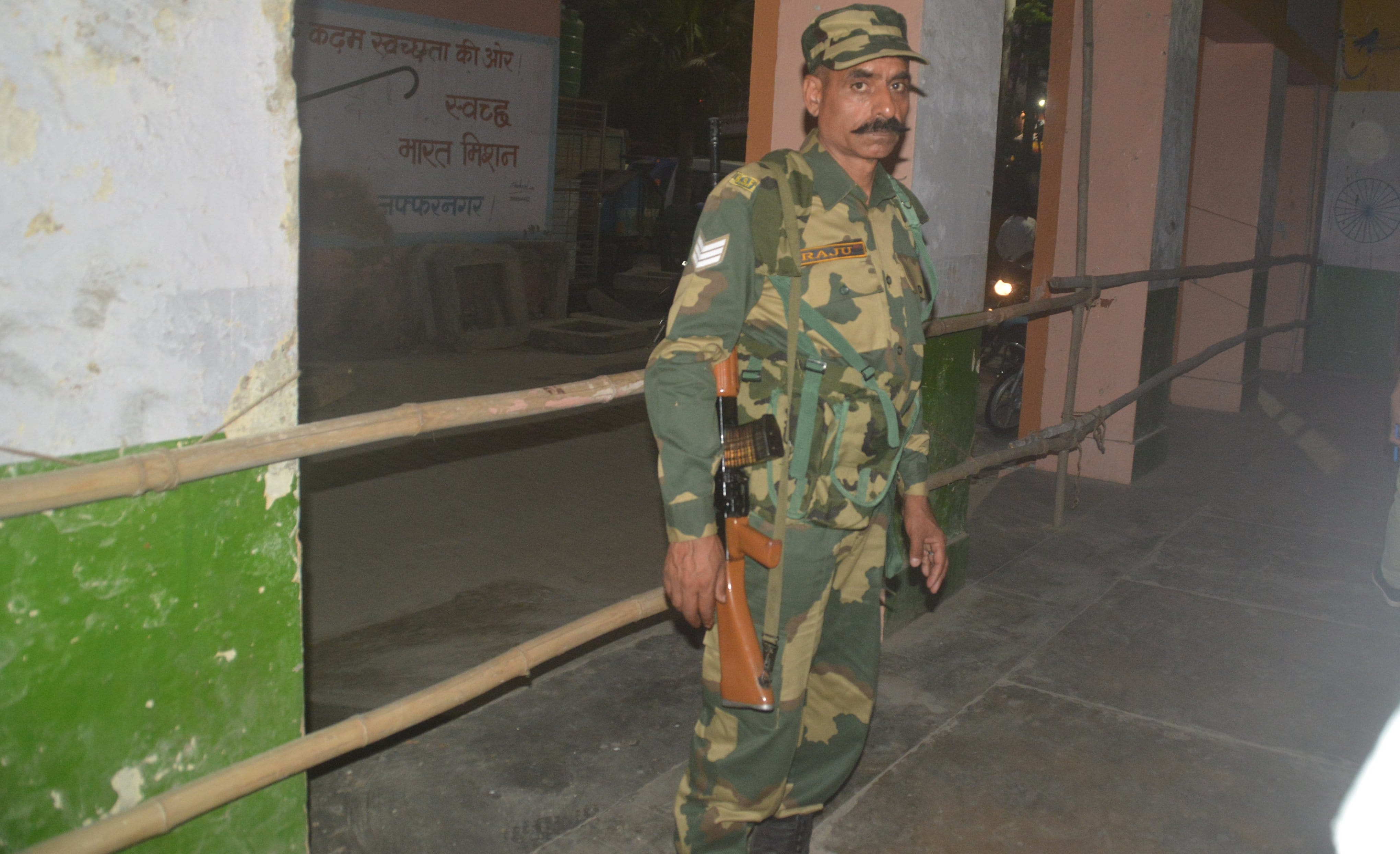मुजफ्फरनगर के नगर पालिका कार्यालय में बनाया गया बूथ पर सुरक्षा में तैनात अद्वसैनिक।।