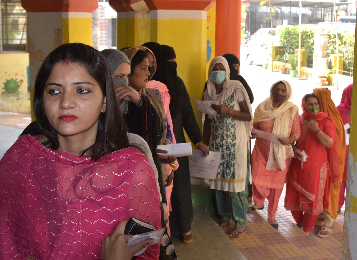 नगर निगम में एमएलसी के चुनाव में वोट डालने के लिये लाइन में लगी महिला सदस्य