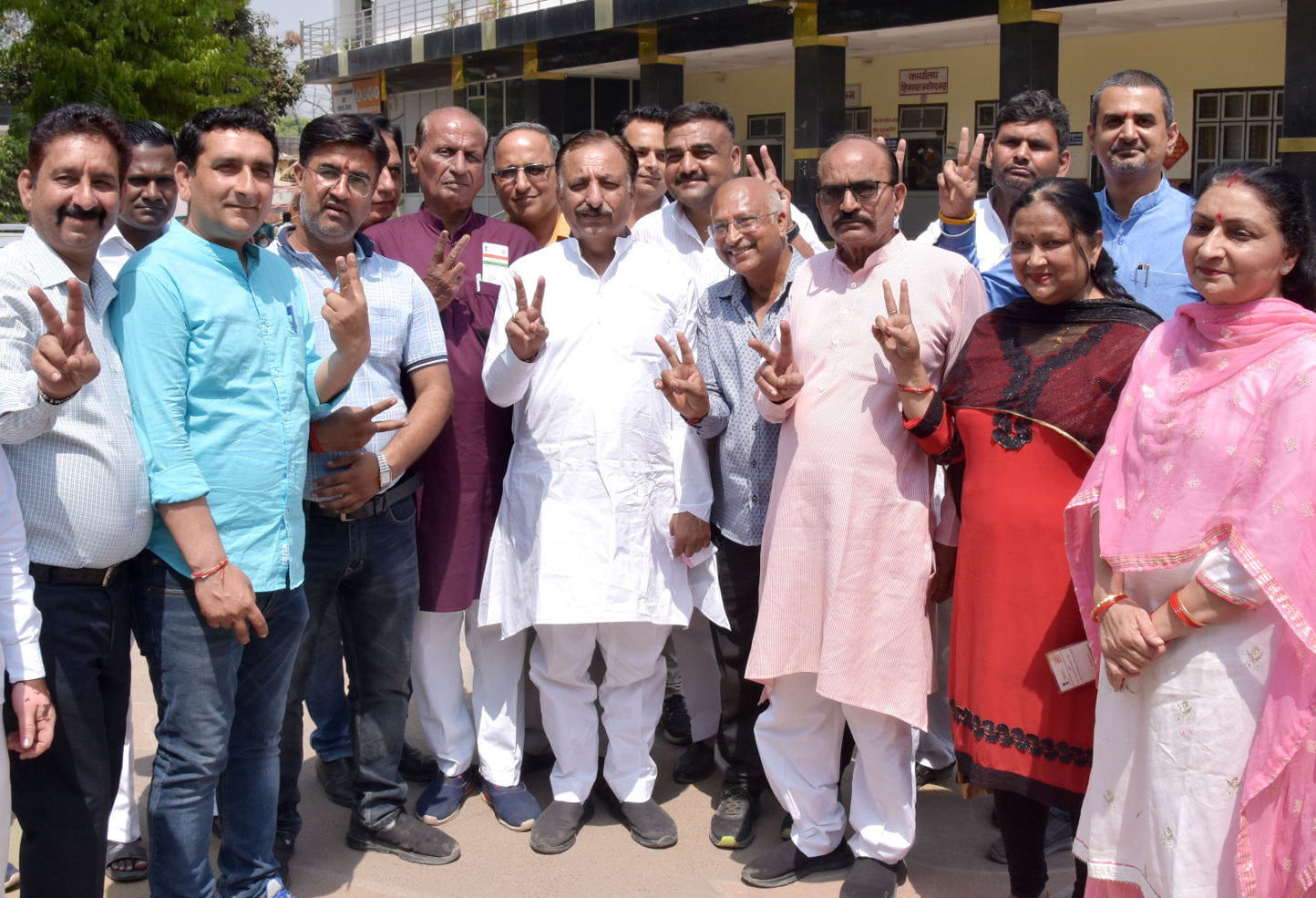 नगर निगम में एमएलसी के चुनाव में वोट डालने पहुंचे विधायक व पार्षद