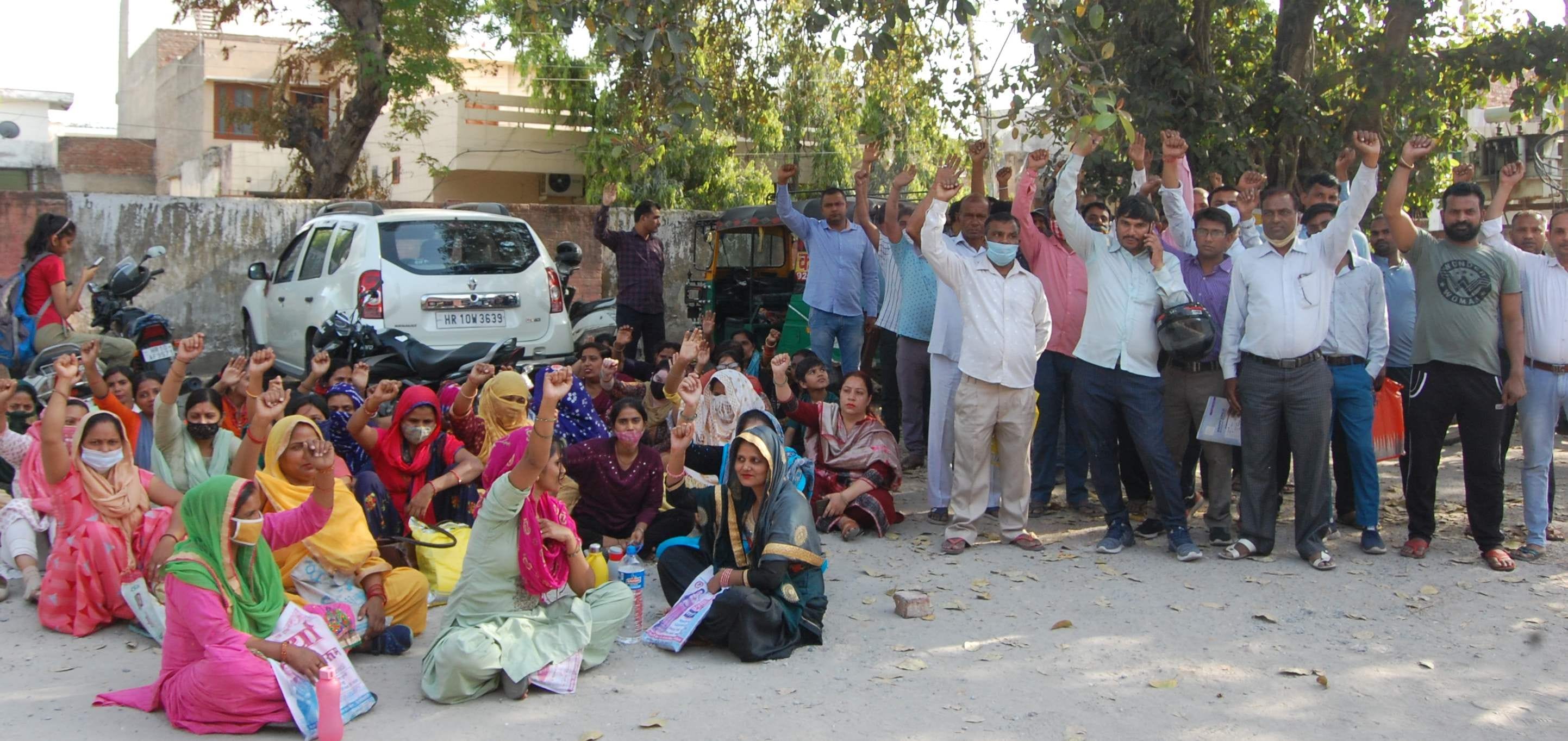 निजी स्कूल संचालकों के दाखिला देने से इनकार करने के बाद गुस्साए अभिभावक धरने पर बैठकर प्रदर्शन क निजी स्कूल संचालकों के दाखिला देने से इनकार करने के बाद गुस्साए अभिभावक धरने पर बैठकर प्रदर्शन क