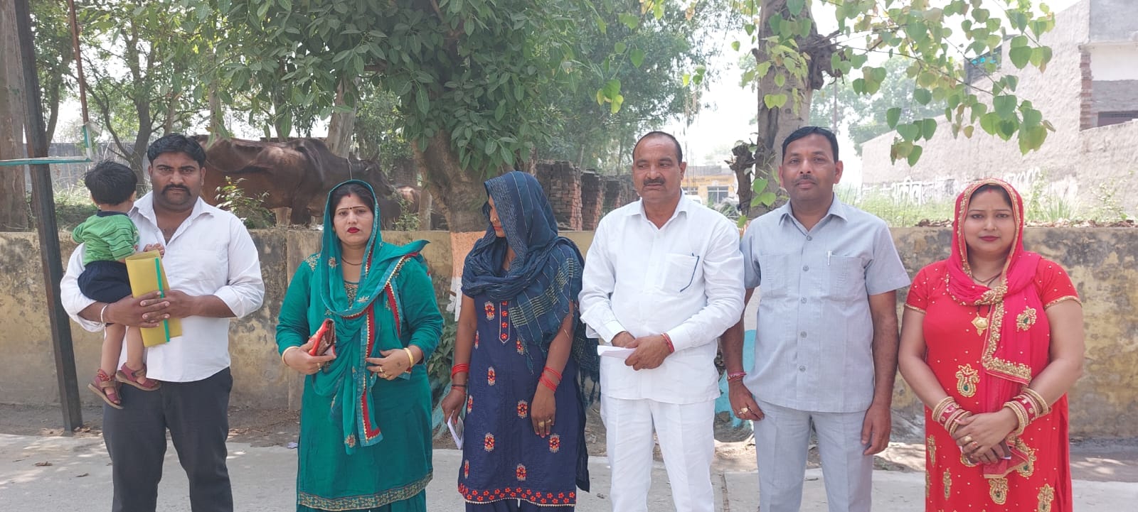 नानौता में सहायक के साथ वोट डाल आती कचराई की प्रधान और बीडीसी