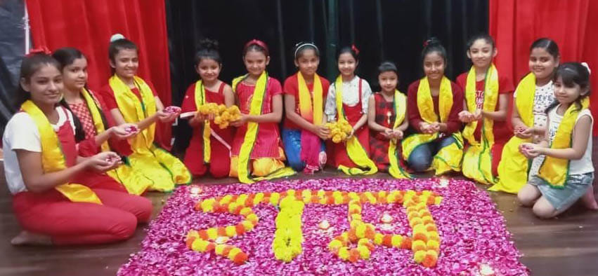 नवरात्र की अष्टमी पर एसीडी स्टूडियो में बालिकाओं द्वारा सजाई गई रंगोली में उभरे राम। नवरात्र की अष्टमी पर एसीडी स्टूडियो में बालिकाओं द्वारा सजाई गई रंगोली में उभरे राम।