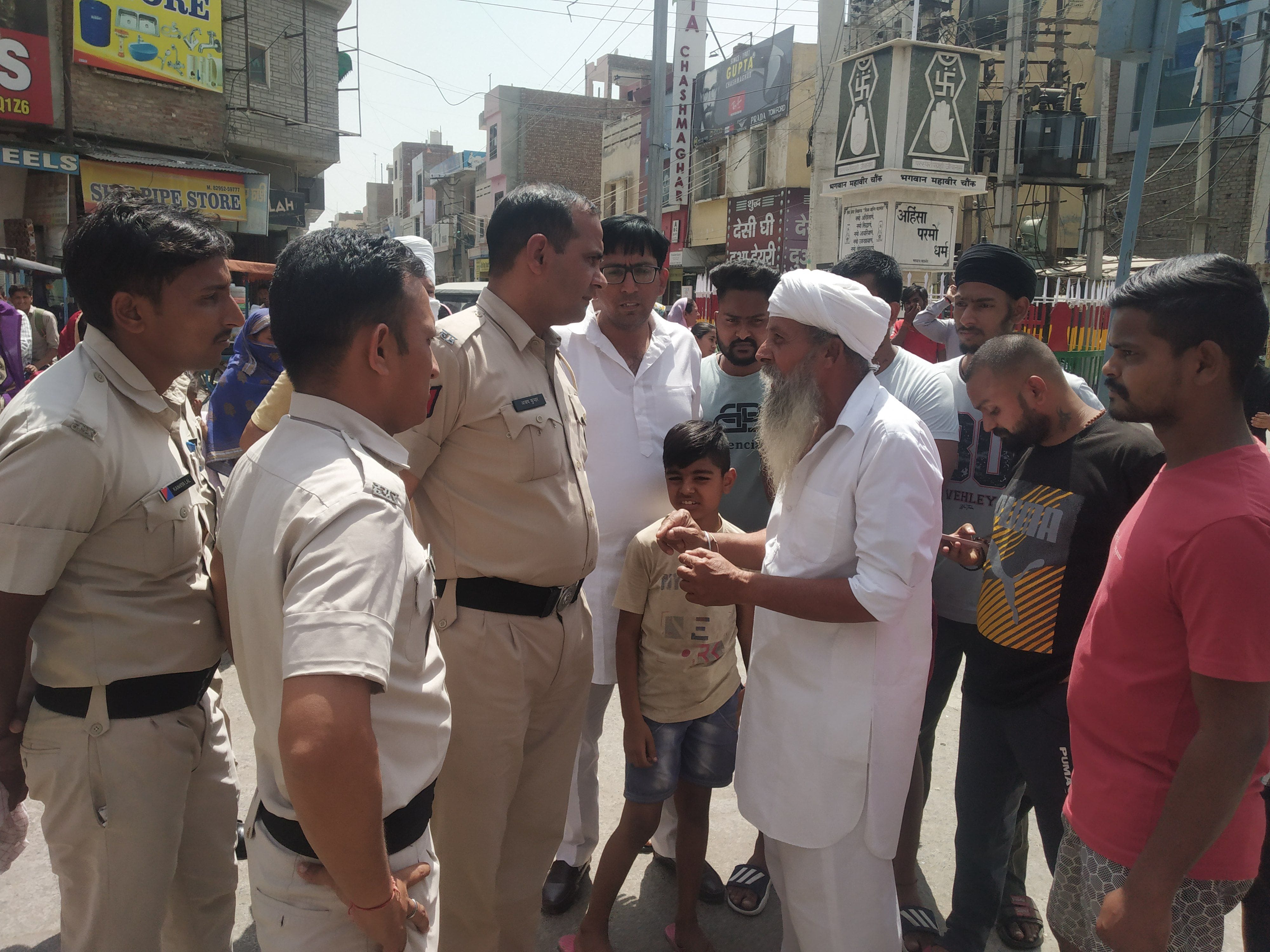 पानी की समस्या को लेकर सुरतगड़िया चौक पर जाम लागकर रोष प्रकट करते कॉलोनी वासियों से बातचीत करते प पानी की समस्या को लेकर सुरतगड़िया चौक पर जाम लागकर रोष प्रकट करते कॉलोनी वासियों से बातचीत करते प
