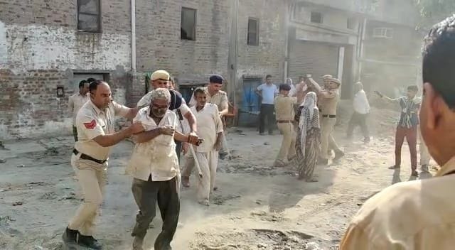 पानीपत। वार्ड नंबर-11 में पाठशाला का निमार्ण करवाने पहुंची टीम का विरोध जताते हुए लोगों को पकड़कर ? पानीपत। वार्ड नंबर-11 में पाठशाला का निमार्ण करवाने पहुंची टीम का विरोध जताते हुए लोगों को पकड़कर ?