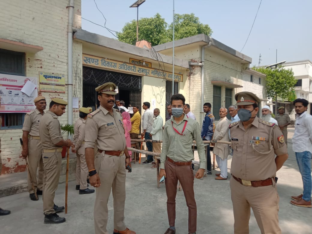 रामपुर मनिहारान मतदान केंद्र पर फोर्स के साथ एसडीएम रामपुर मनिहारान मतदान केंद्र पर फोर्स के साथ एसडीएम