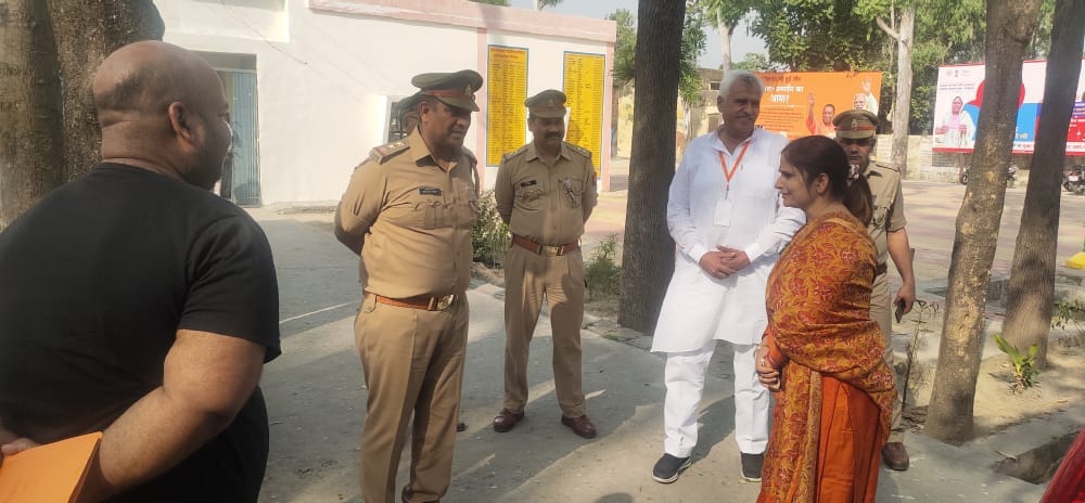 साढौली कदीम में मतदान केंद्र का निरीक्षण करती एडीएम ई अर्चना द्विवेदी