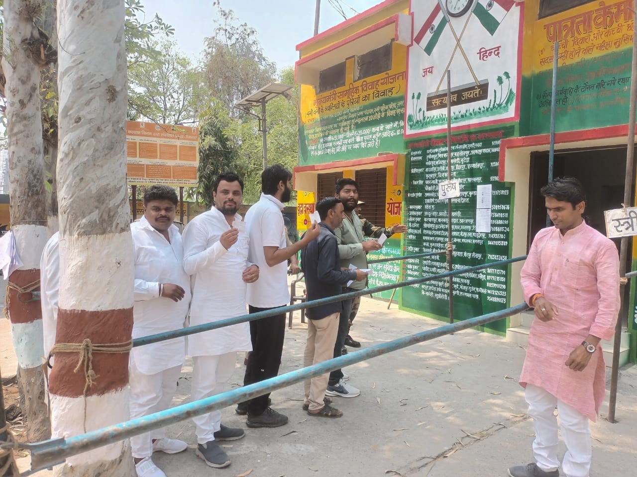 सरसावा में मत डालने को लाइन में लगे मतदाता सरसावा में मत डालने को लाइन में लगे मतदाता
