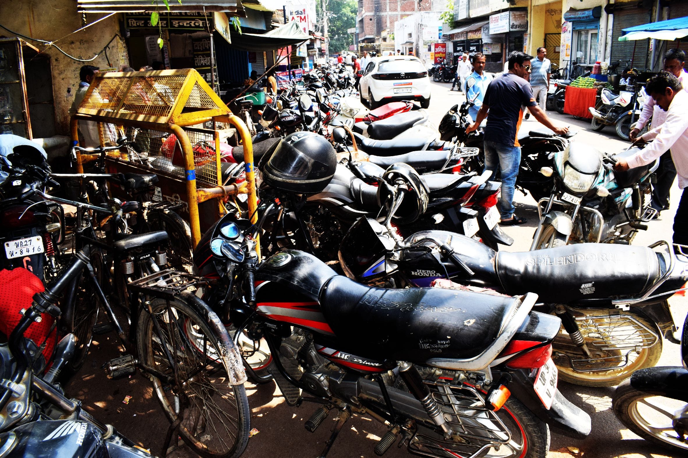 शाहजहांपुर के कचहरी रोड पर खड़े वाहन । संवाद