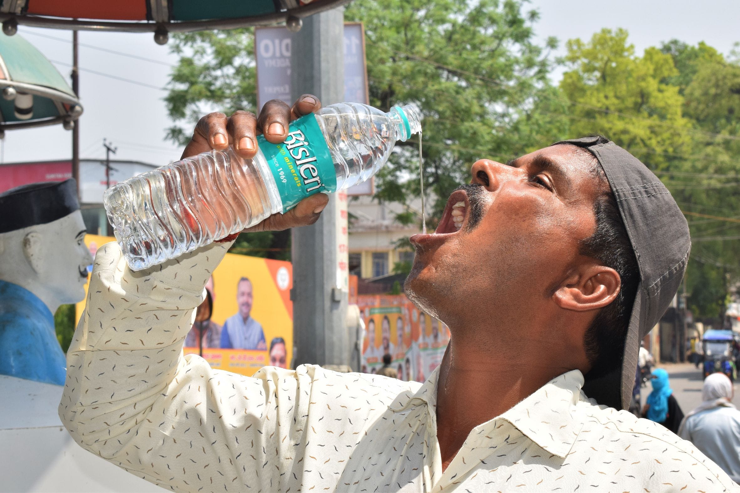 शाहजहांपुर में शुक्रवार को दोपहर तेज धूप में पानी पीकर गला तर करने में जुटा युवक। संवाद