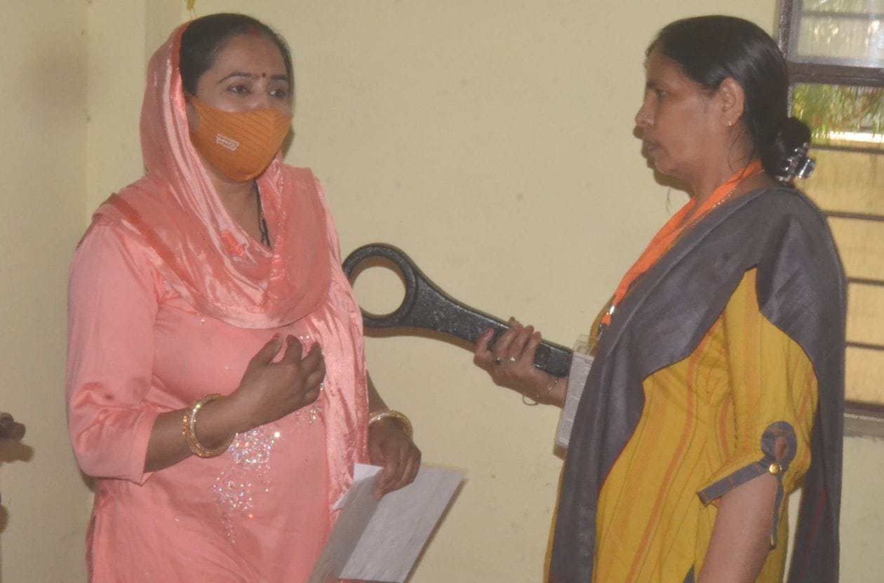 शनिवार को ब्लॉक में बने मतदान केंद्र पर महिला मतदाता की चेकिंग करती महिला पुलिसकर्मी । संवाद शनिवार को ब्लॉक में बने मतदान केंद्र पर महिला मतदाता की चेकिंग करती महिला पुलिसकर्मी । संवाद