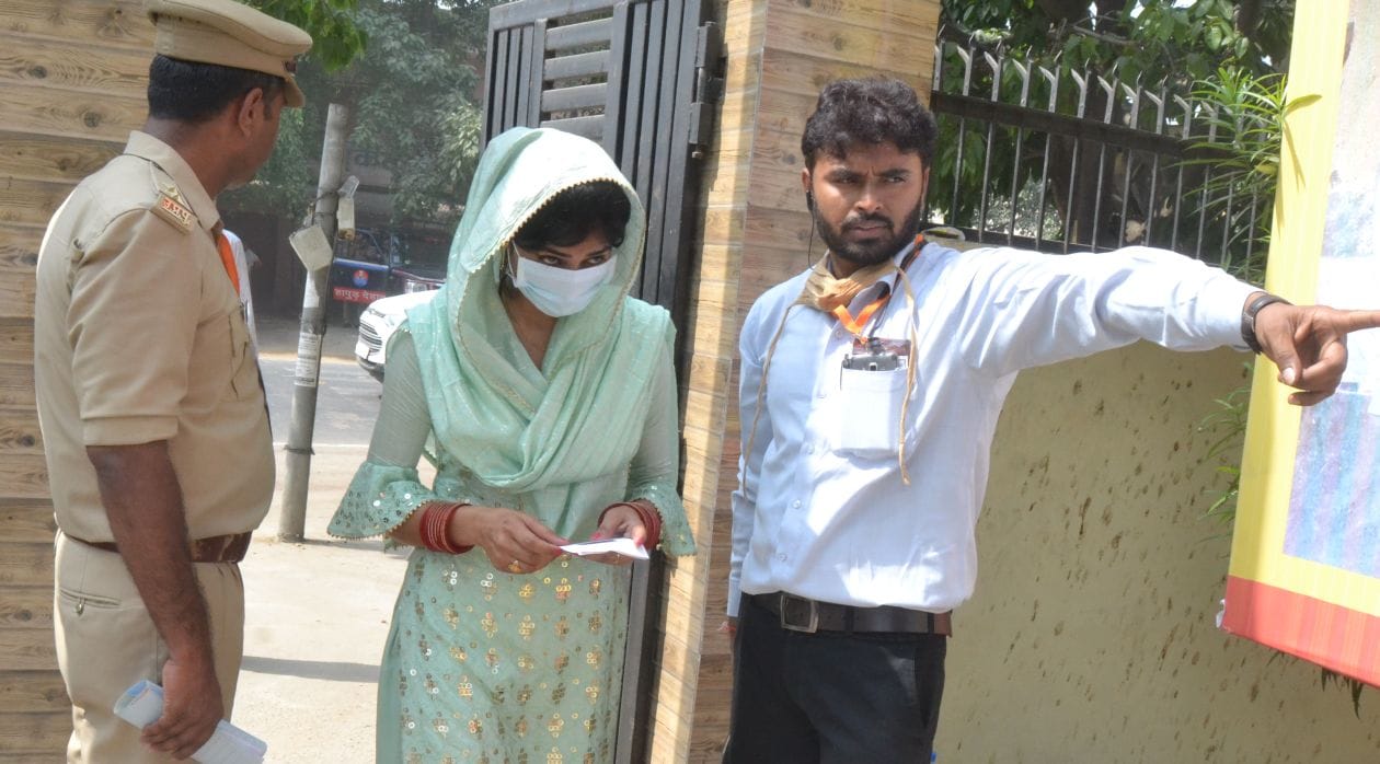 शनिवार को ब्लॉक में बने मतदान केंद्र पर मतदान करने जाती महिला । संवाद शनिवार को ब्लॉक में बने मतदान केंद्र पर मतदान करने जाती महिला । संवाद