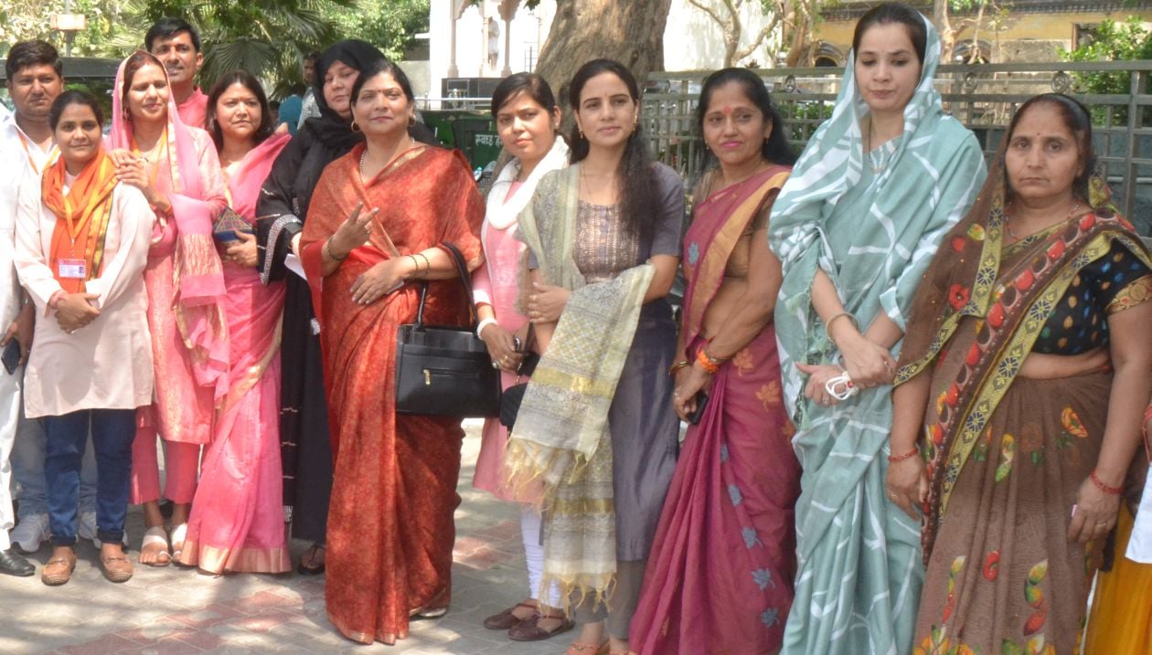शनिवार को नगरपालिका में बने मतदान केंद्र पर मतदान करने जिला पंचायत अध्य्क्ष के साथ जाती जिला पंच? शनिवार को नगरपालिका में बने मतदान केंद्र पर मतदान करने जिला पंचायत अध्य्क्ष के साथ जाती जिला पंच?