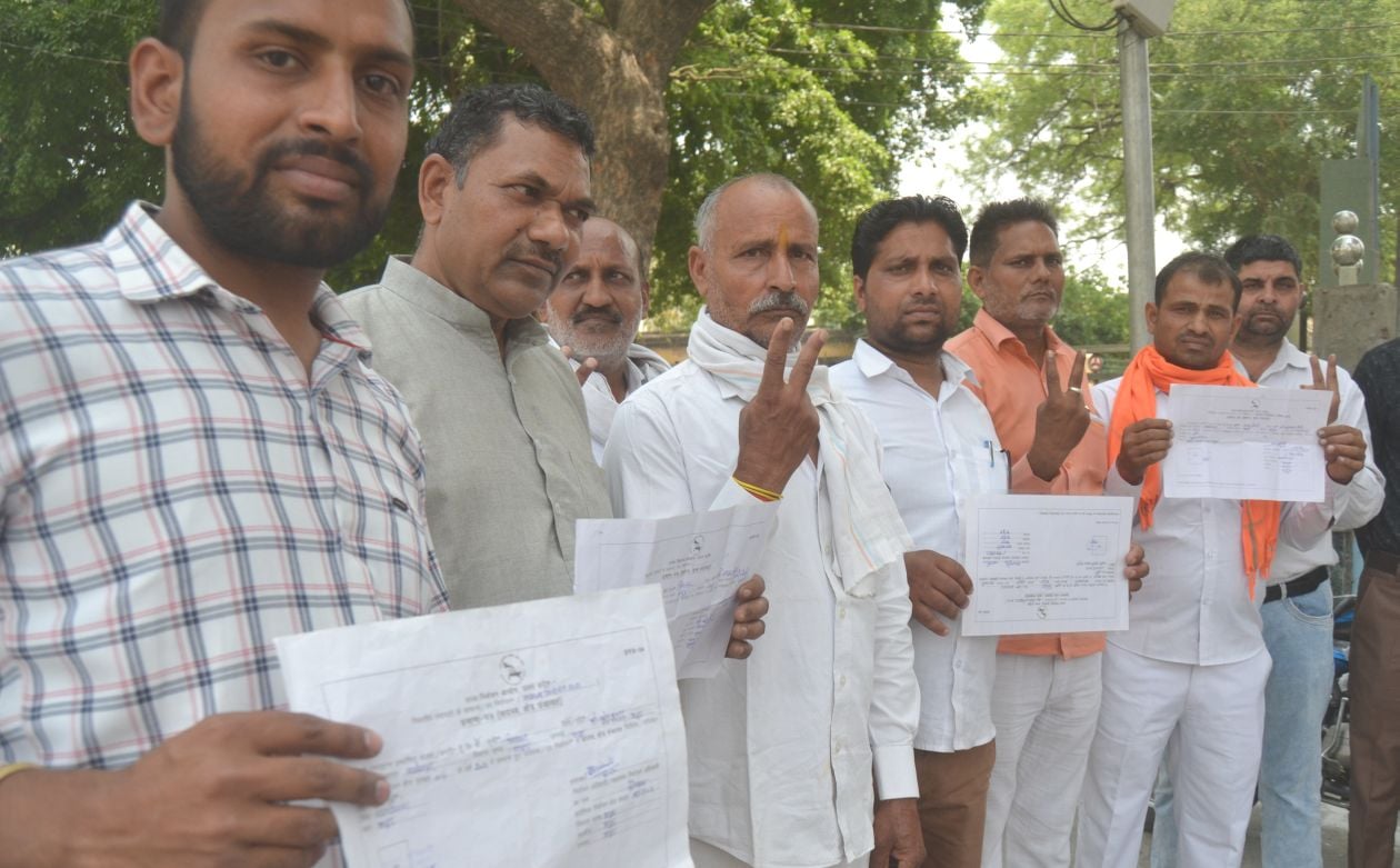 शनिवार को नगरपालिका में बने मतदान केंद्र पर मतदान करने जाते ग्राम प्रधान व बीडीसी मेंबर । संवाद शनिवार को नगरपालिका में बने मतदान केंद्र पर मतदान करने जाते ग्राम प्रधान व बीडीसी मेंबर । संवाद