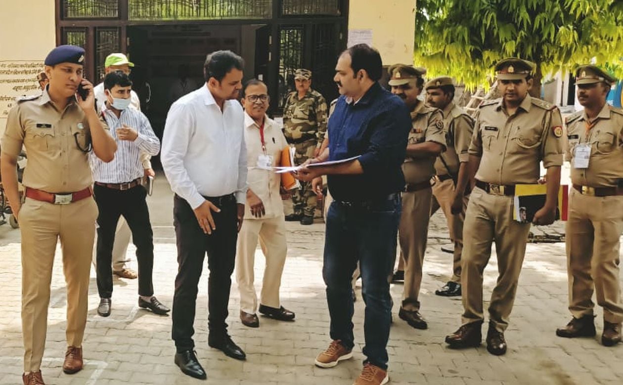 शनिवार को पिलखुवा में बने मतदान केंद्र पर निरीक्षण करने पहुंचे डीएम अनुज सिंह । संवाद शनिवार को पिलखुवा में बने मतदान केंद्र पर निरीक्षण करने पहुंचे डीएम अनुज सिंह । संवाद