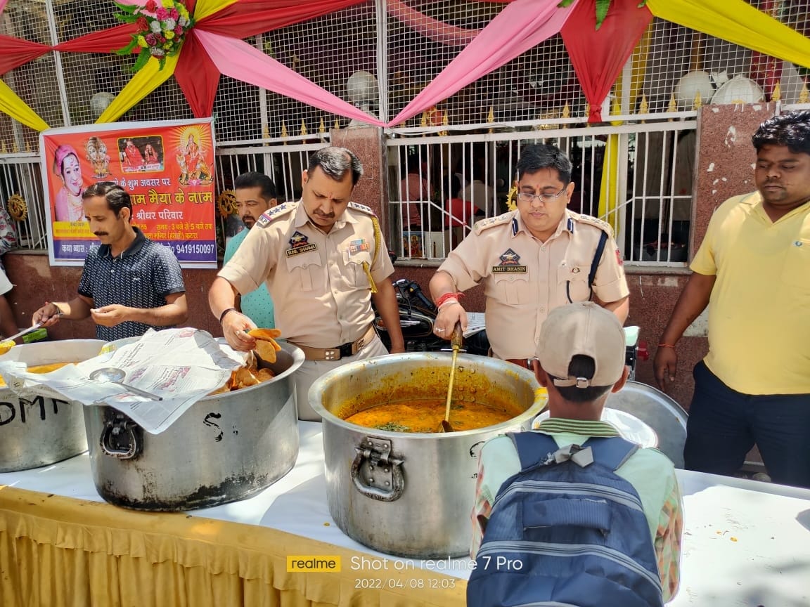 दिल्ली से आए यात्रियों दवारा लगाया भंड़ारा व पुलिस अधिकारी प्रशाद भांटते हुए