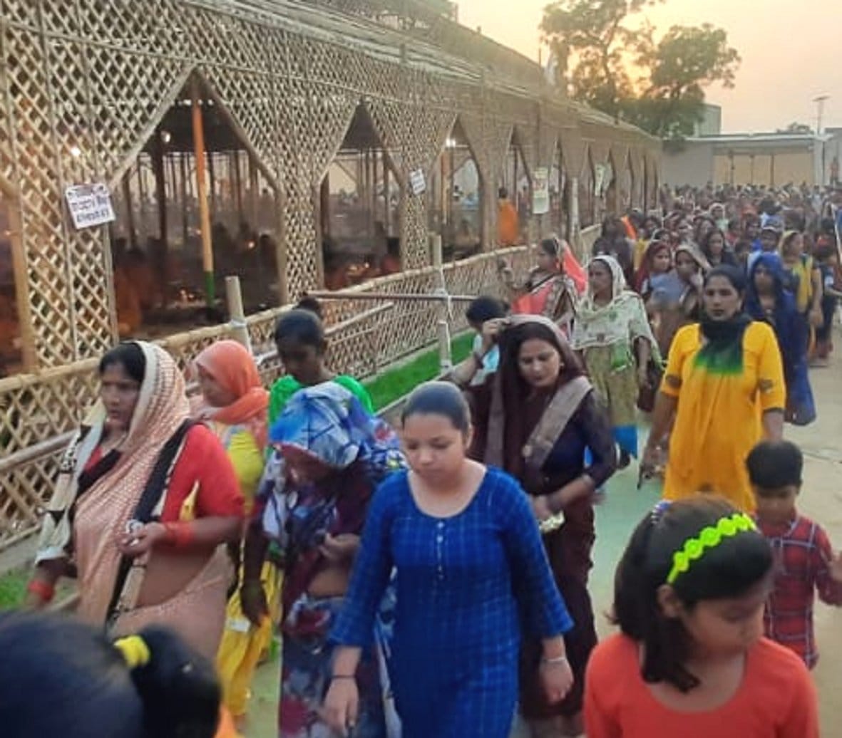 यज्ञशाला का परिक्रमा करते श्रद्घालु