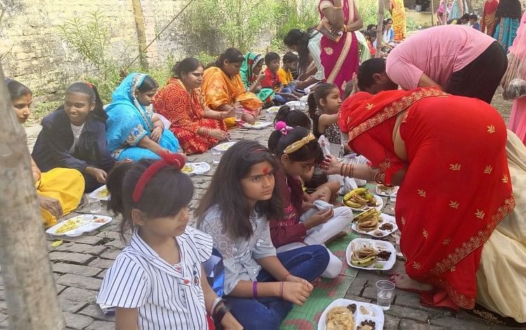Les dévots adorent Mère Siddhidatri – Les dévots offrent des prières à Mère Siddhidatri