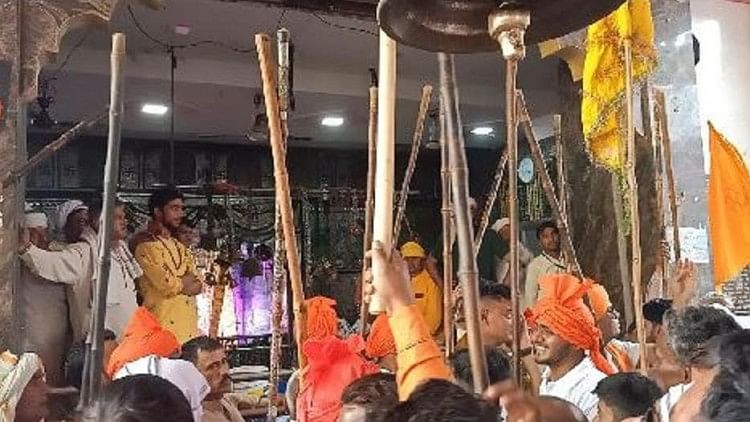 Mathura : Le neuvième jour de Chaitra Navratri, cette déesse est vénérée avec des bâtons dans le temple, des milliers de fidèles viennent voir la tradition unique.