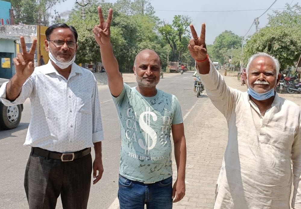 अपने सभासदों के साथ मतदान केन्द्र पहुंचे बिलसंडा चैयरमैन अटल सिंह जायसवाल। संवाद अपने सभासदों के साथ मतदान केन्द्र पहुंचे बिलसंडा चैयरमैन अटल सिंह जायसवाल। संवाद