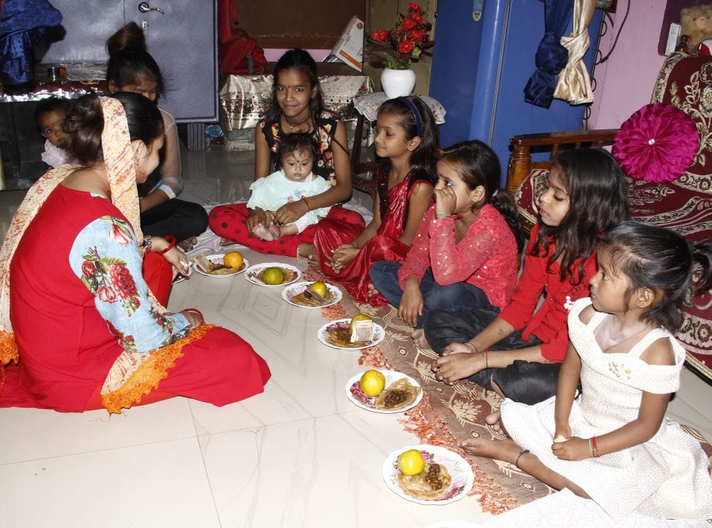 अष्टमी पर कन्या खिलाती महिला। संवाद