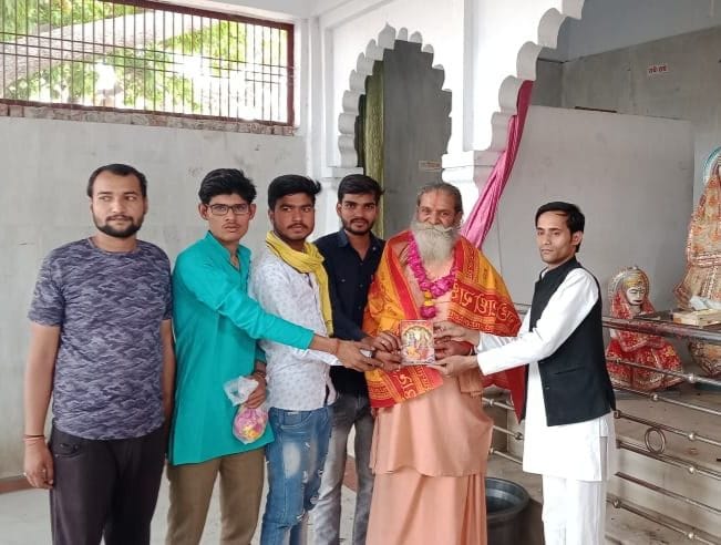 भरथना में मोती मंदिर में महंत का गमछा ओढ़ाकर सम्मान करते आबिद अली भरथना में मोती मंदिर में महंत का गमछा ओढ़ाकर सम्मान करते आबिद अली