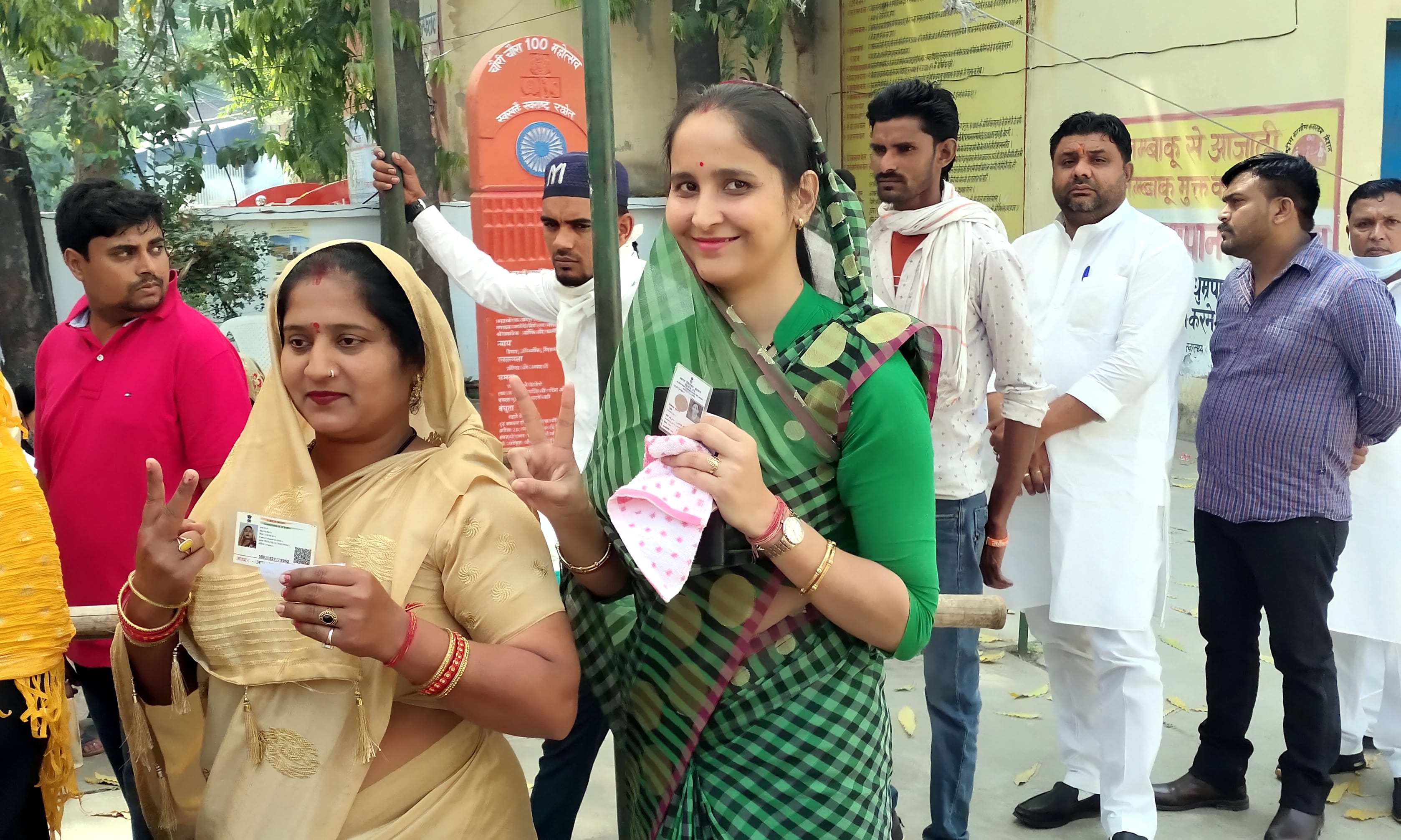 बिजनौर में ब्लॉक कार्यालय पर एमएलसी के चुनाव में मतदान के लिए लाइन में लगी विधायक सुचि चौधरी। बिजनौर में ब्लॉक कार्यालय पर एमएलसी के चुनाव में मतदान के लिए लाइन में लगी विधायक सुचि चौधरी।