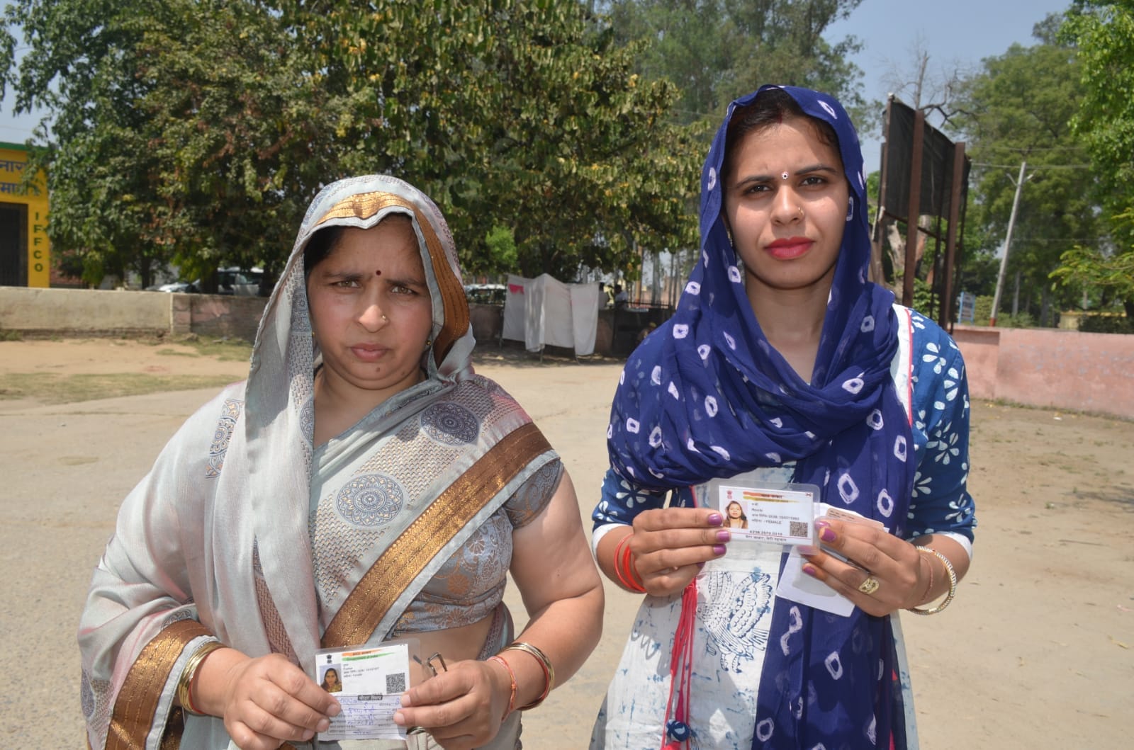 ब्लाक मोरना में वोट डालने जाती महिला।