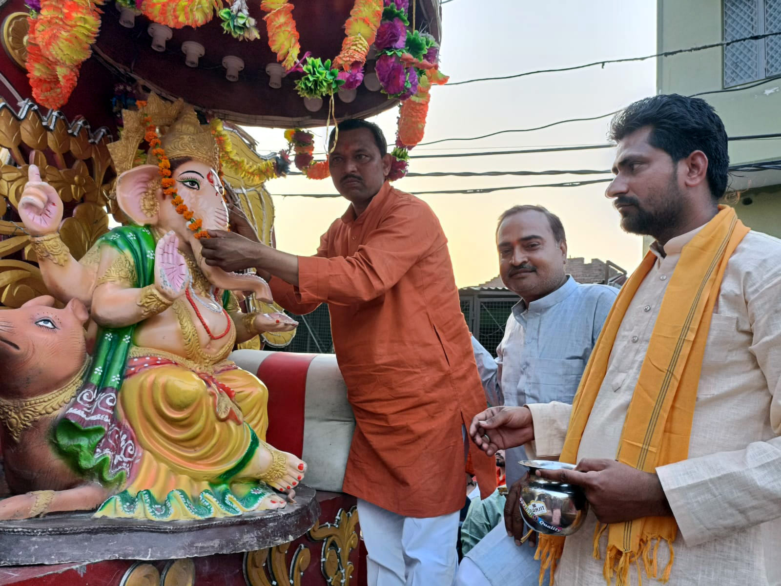 बिल्सी में निकाली गई रामनवमी शोभायात्रा में गणेश जी की मूर्ति को तिलक करते विधायक हरीश शाक्य। सं?