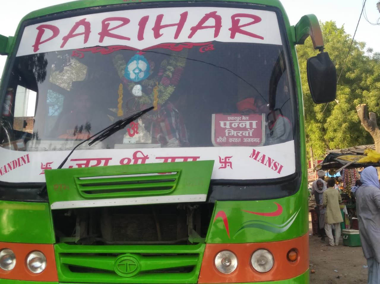 बांदा के करतल क्षेत्र से पन्ना (एमपी) के लिए चल रही निजी बस। बांदा के करतल क्षेत्र से पन्ना (एमपी) के लिए चल रही निजी बस।