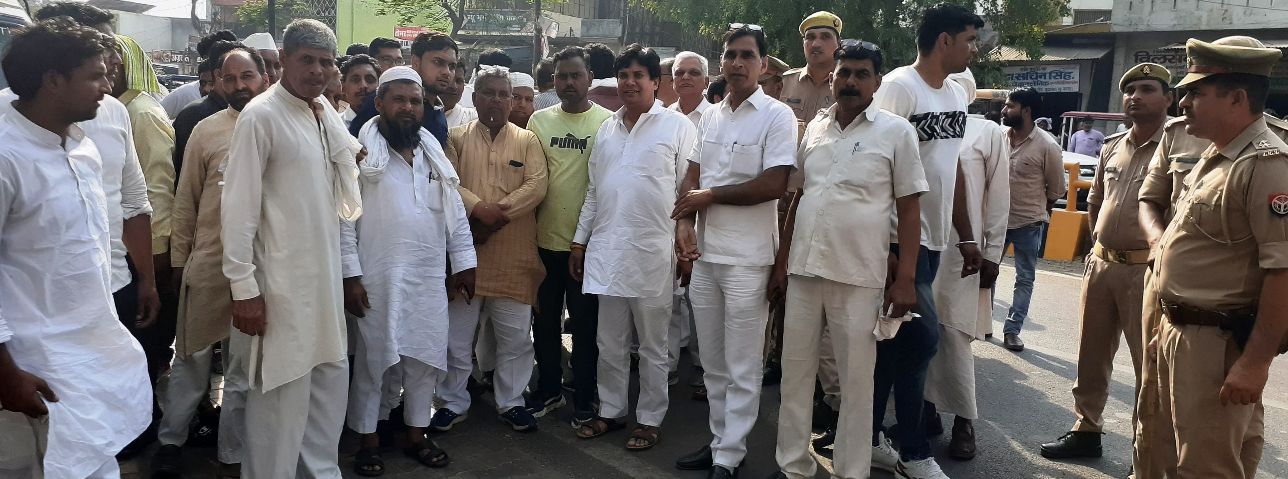 बुढ़ाना में मतदान केंद्र के बाहर जमे सपा व रालोद कार्यकर्ता। बुढ़ाना में मतदान केंद्र के बाहर जमे सपा व रालोद कार्यकर्ता।
