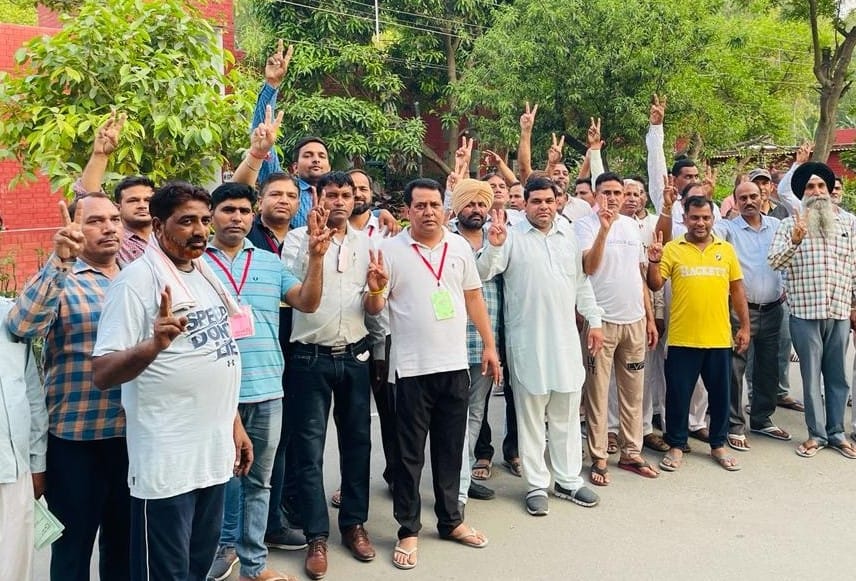 चुनाव प्रचार करते प्रधान पद के प्रत्याशी रामकुमार गुर्जर व उनके समर्थक। संवाद चुनाव प्रचार करते प्रधान पद के प्रत्याशी रामकुमार गुर्जर व उनके समर्थक। संवाद