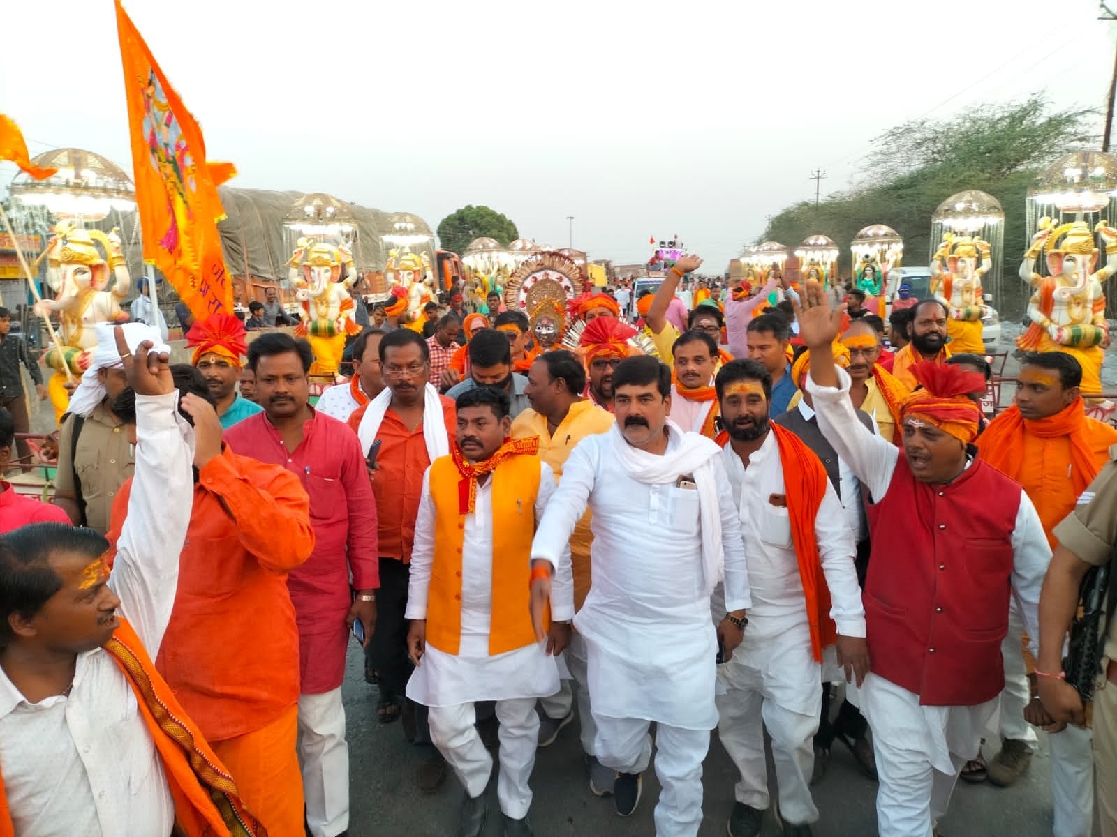 चोपन में रामनवमी पर निकली शोभायात्रा में शामिल लोग। चोपन में रामनवमी पर निकली शोभायात्रा में शामिल लोग।