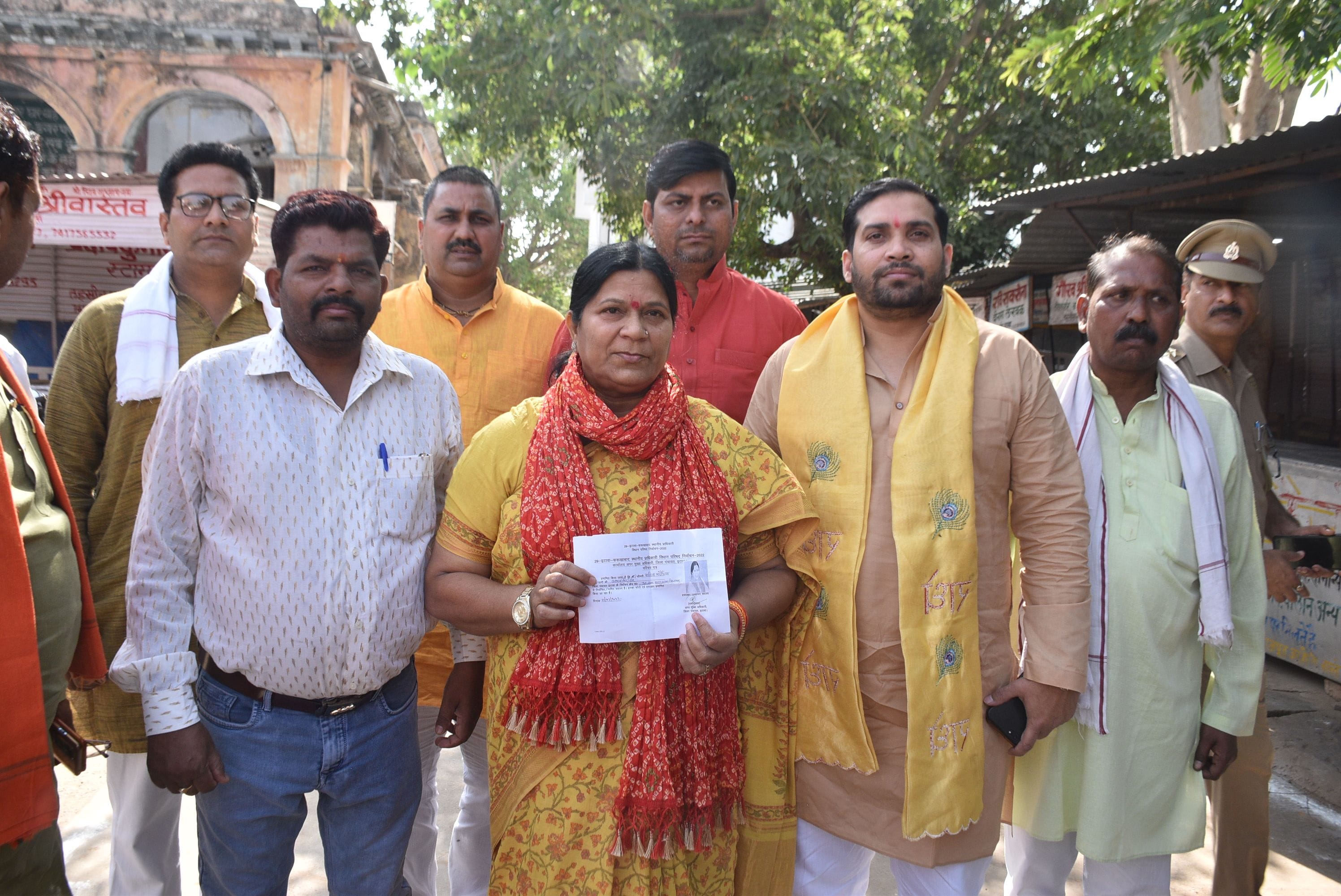 एमएलसी चुनाव की मतदाता पर्ची दिखातीं इटावा से भाजपा विधायक सरिता भदौरिया। संवाद एमएलसी चुनाव की मतदाता पर्ची दिखातीं इटावा से भाजपा विधायक सरिता भदौरिया। संवाद