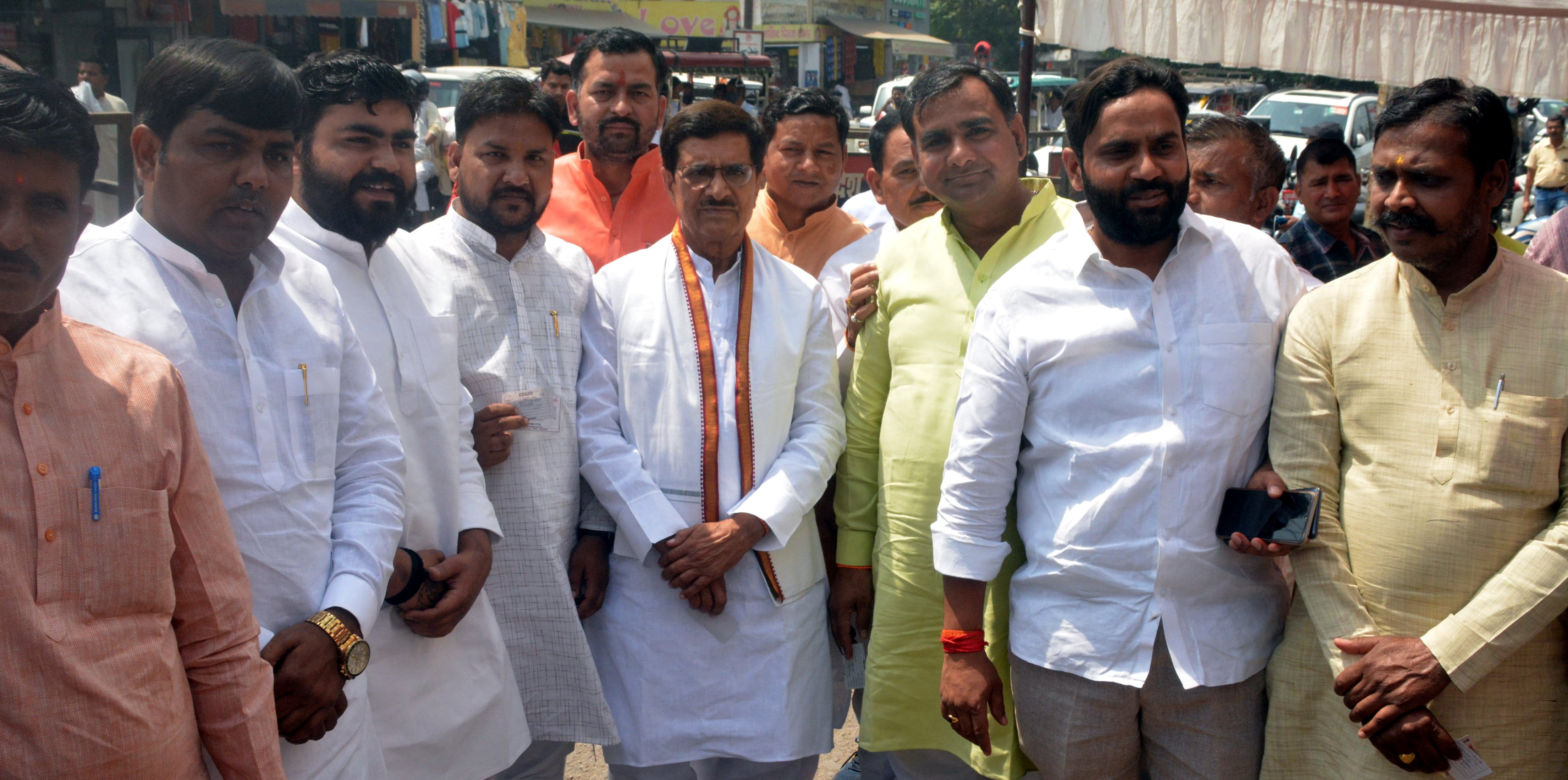 एमएलसी चुनाव में मतदान करने पहुचें जिला पंचायत अध्यक्ष डॉ वीरपाल निर्वाल।