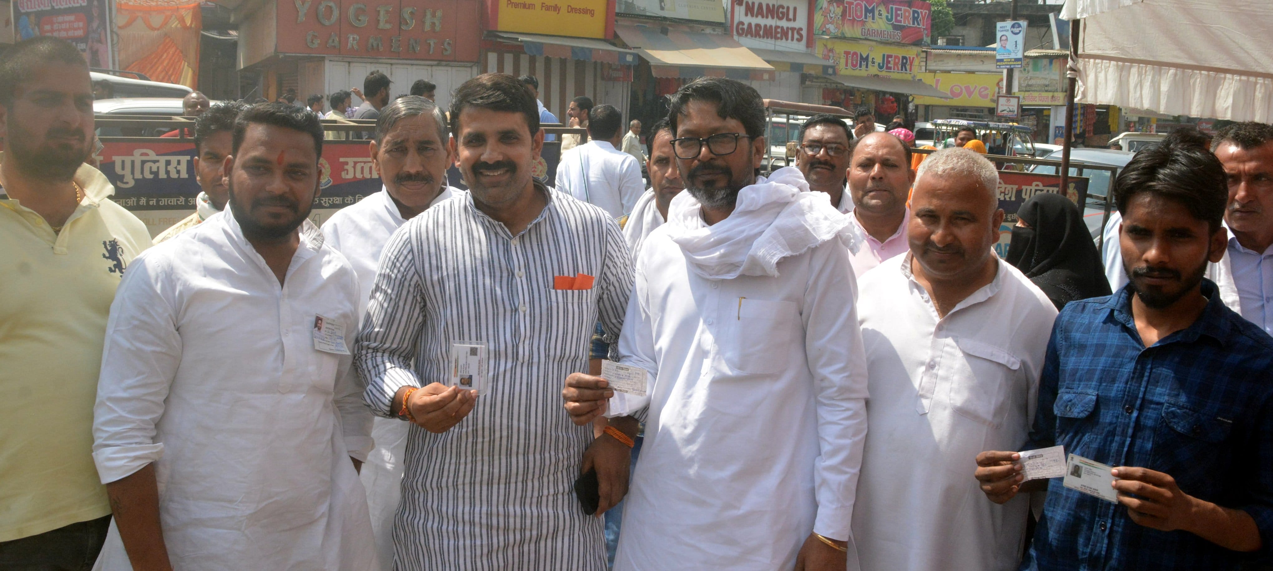 एमएलसी चुनाव में मतदान करते जिला पंचायत सदस्य पंडित भगवान शर्मा व अन्य।