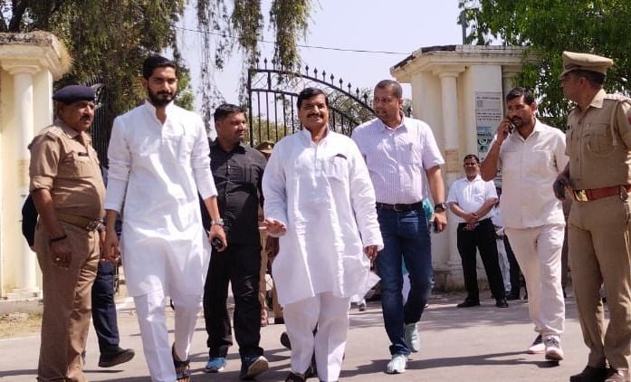 एमएलसी चुनाव में सैफई बूथ पर मतदान करके निकलते जसवंतनगर से सपा विधायक शिवपाल सिंह यादव, साथ में ह? एमएलसी चुनाव में सैफई बूथ पर मतदान करके निकलते जसवंतनगर से सपा विधायक शिवपाल सिंह यादव, साथ में ह?