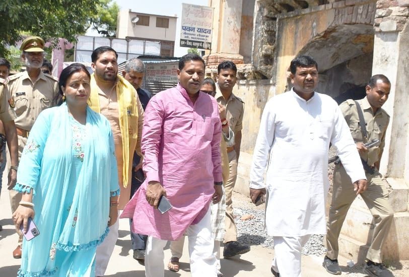 एमएलसी चुनाव में सदर तहसील में बनाए गए बूथ पर मतदान करने जाते भाजपा सांसद प्रो.रामशंकर कठेरिया। स एमएलसी चुनाव में सदर तहसील में बनाए गए बूथ पर मतदान करने जाते भाजपा सांसद प्रो.रामशंकर कठेरिया। स