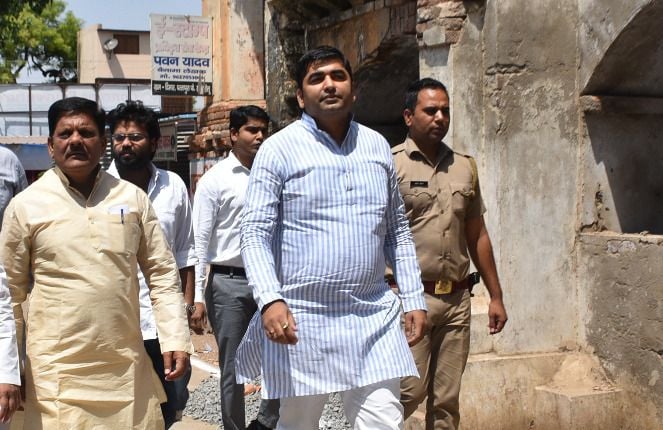 एमएलसी चुनाव में सदर तहसील में मतदान करने जाते इटावा के जिला पंचायत अध्यक्ष अभिषेक यादव। संवाद एमएलसी चुनाव में सदर तहसील में मतदान करने जाते इटावा के जिला पंचायत अध्यक्ष अभिषेक यादव। संवाद